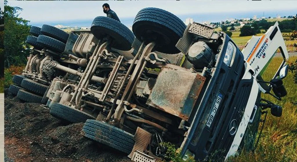 Samsun'da çöken yolda beton mikseri devrildi: 1 yaralı