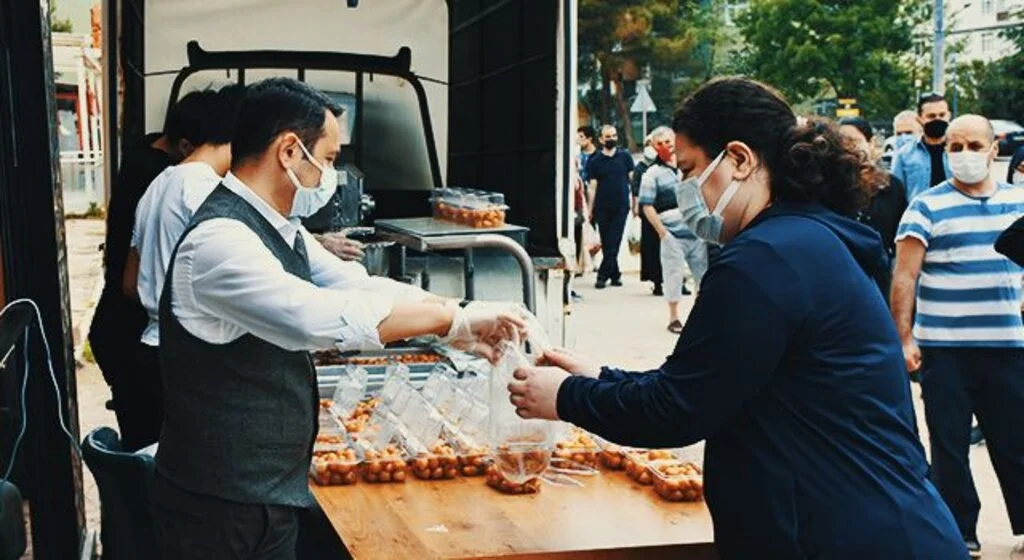 Samsun'da esnaftan vatandaşlara pide ve tatlı ikramı