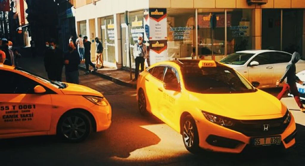 Samsun'da iki taksi çarpıştı...
