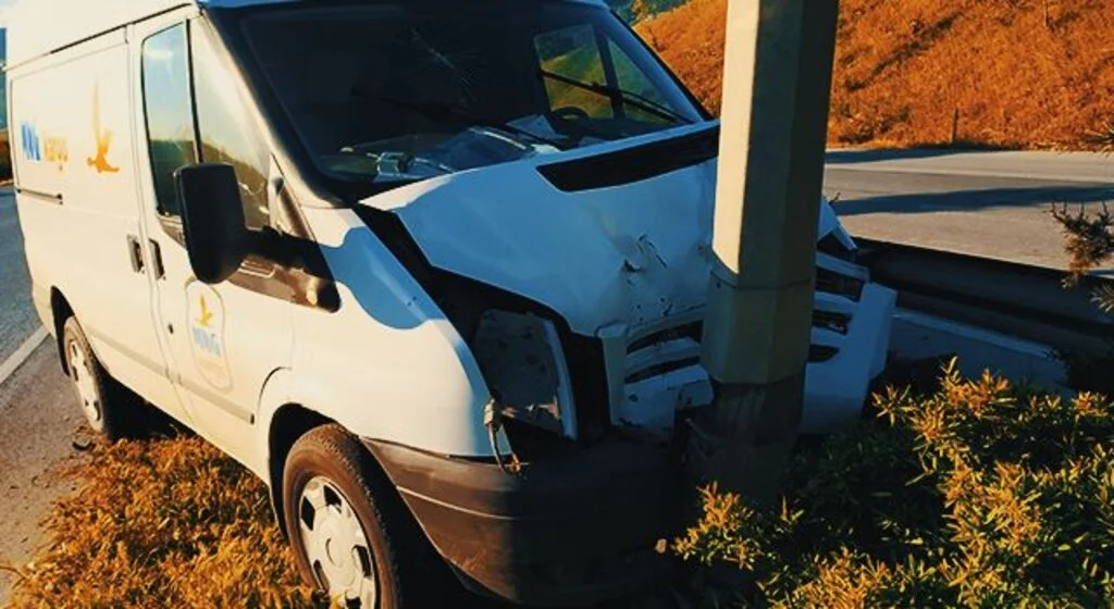 Samsun'da minibüs aydınlatma direğine çarptı: 1 yaralı