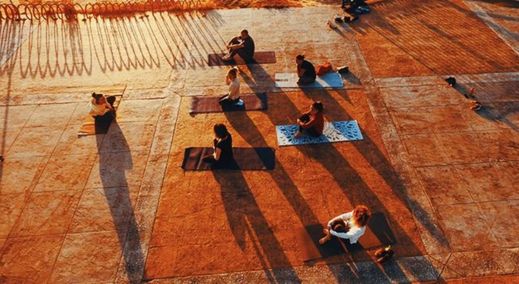 Samsun'da salgının etkisinden kurtulmak isteyen kadınlar Karadeniz kıyısında yoga yaparak güne başlıyor