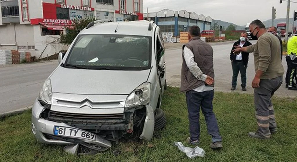 Samsun'da tır hafif ticari araca çarptı: 2 yaralı