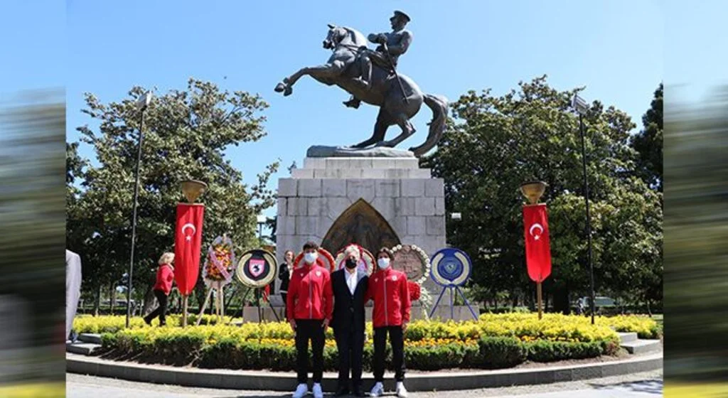 Samsunspor Ata'ya çelenk bıraktı