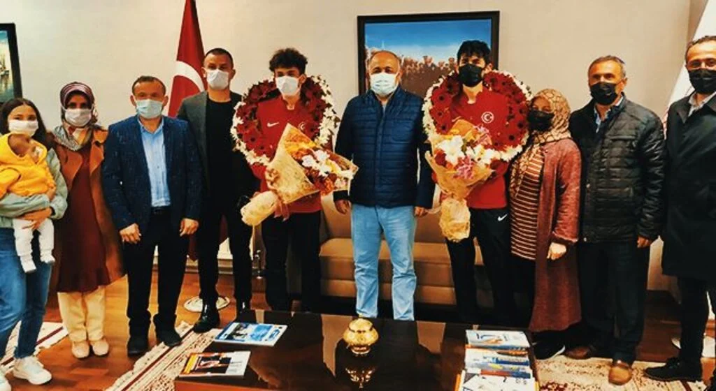 Slovenya'dan madalyalar ile dönen Kavaklı Okçular Çiçeklerle Karşılandı