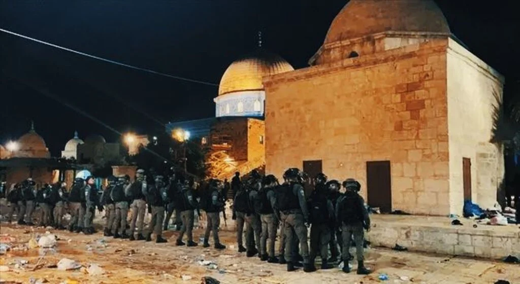 Son dakika! İsrail polisinden Mescid-i Aksa’daki cemaate saldırı: Çok sayıda yaralı var