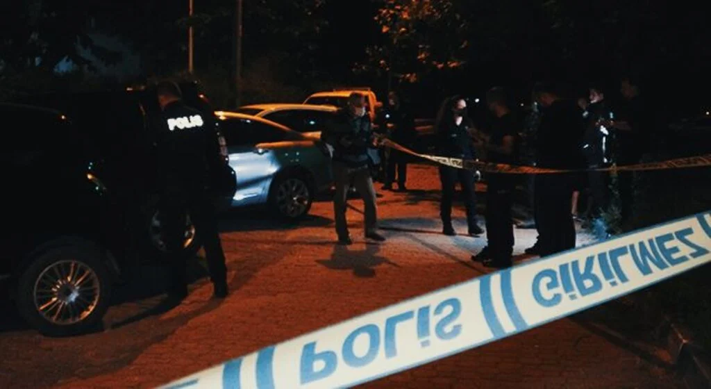 Tartıştığı sevgilisine dehşeti yaşattı...Sevgilisine ve arkadaşına evinin önünde kurşun yağdırdı