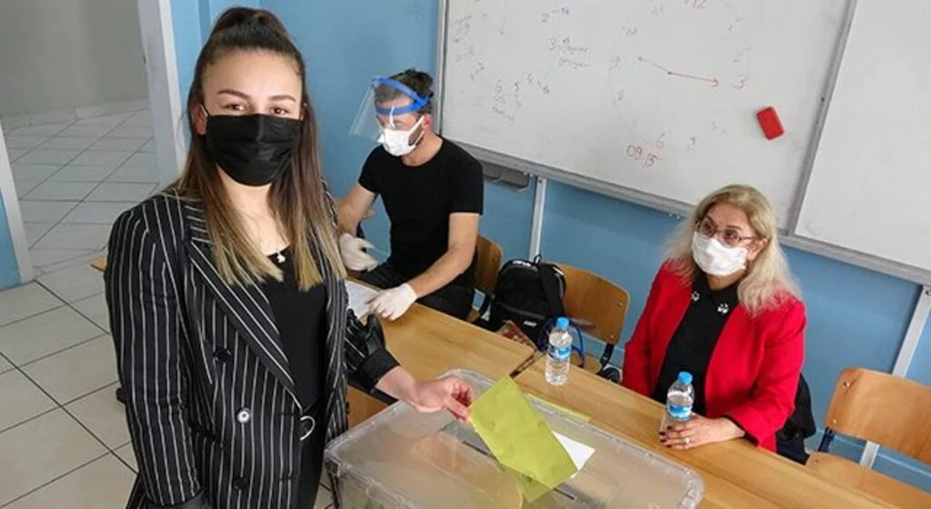 26 yaşındaki genç kız, vefat eden babasının muhtar olduğu mahalleye muhtar seçildi