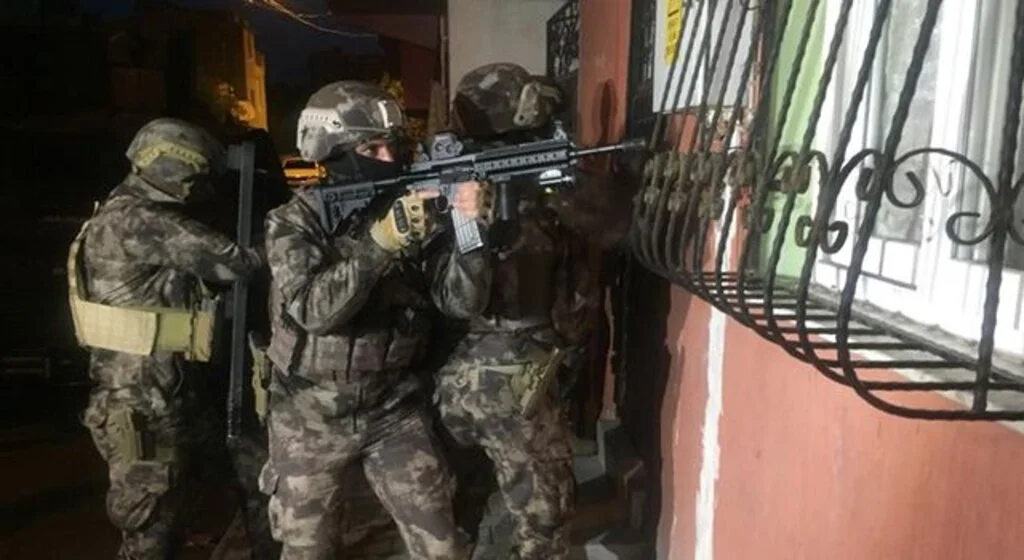 32 ilde düzenlenen FETÖ operasyonunda 61 şüpheliden 47'si yakalandı