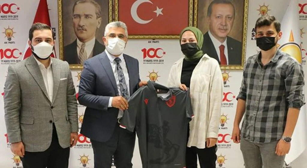 AK Parti Samsun İl Başkanı Av. Ersan Aksu'dan Samsunspor Forması Hediye