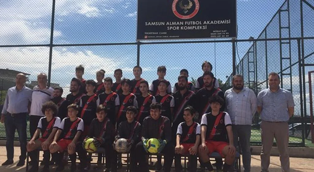 Alman Futbol Akademisi Sahaya İndi