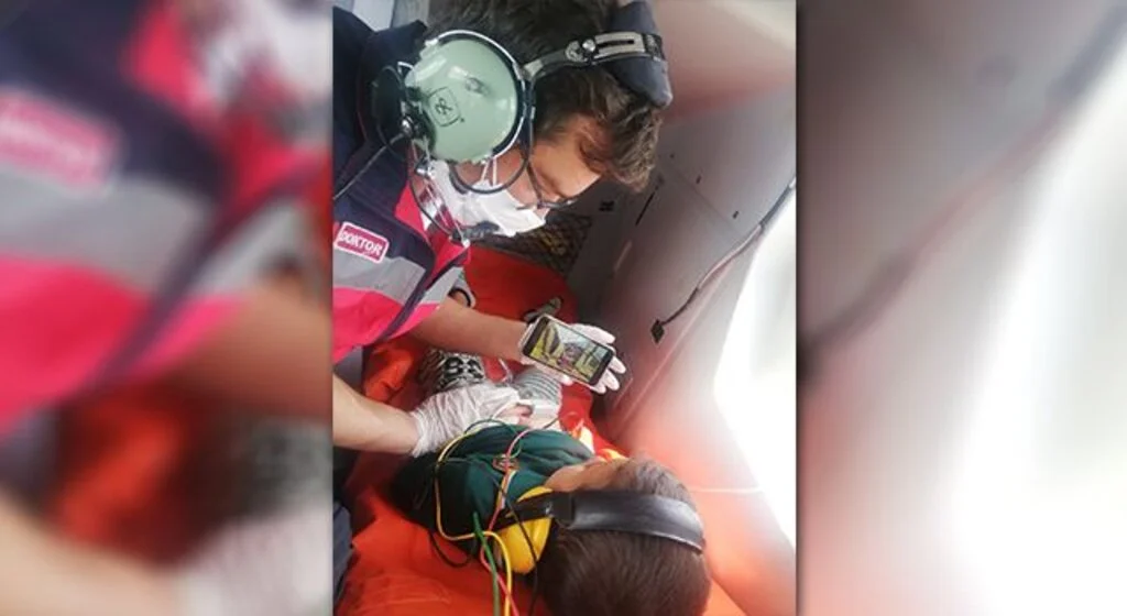 Ambulans helikopterdeki çocuk hastaya iyi hissetmesi için çizgi film izlettirildi