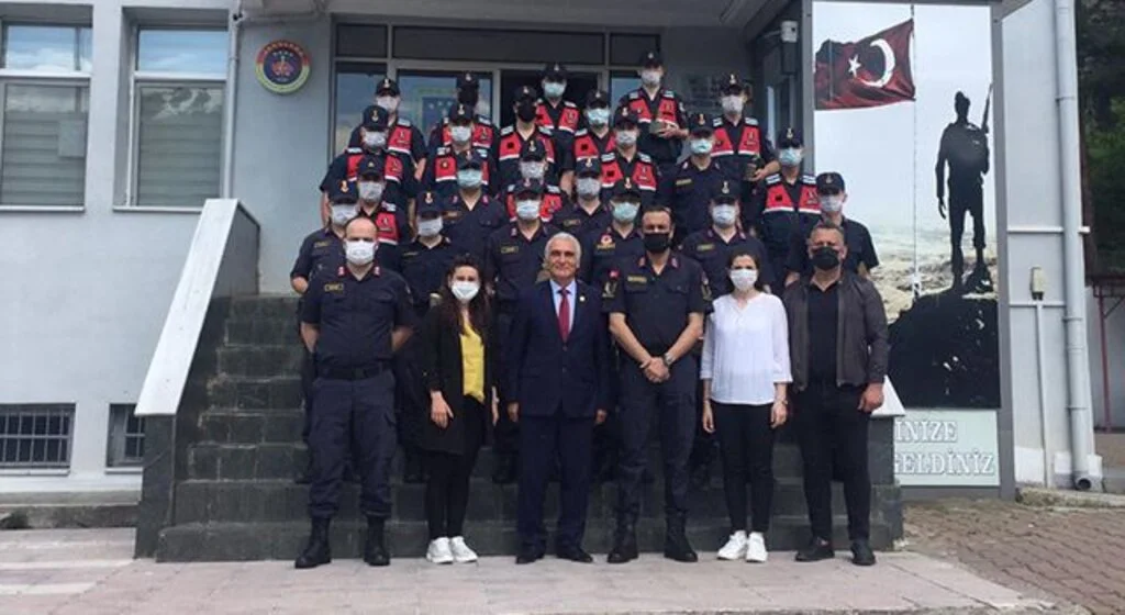 Ayvacık Ziraat Odasından Kovid-19 salgınında fedakarca çalışan sağlık ve güvenlik görevlilerine çiçek