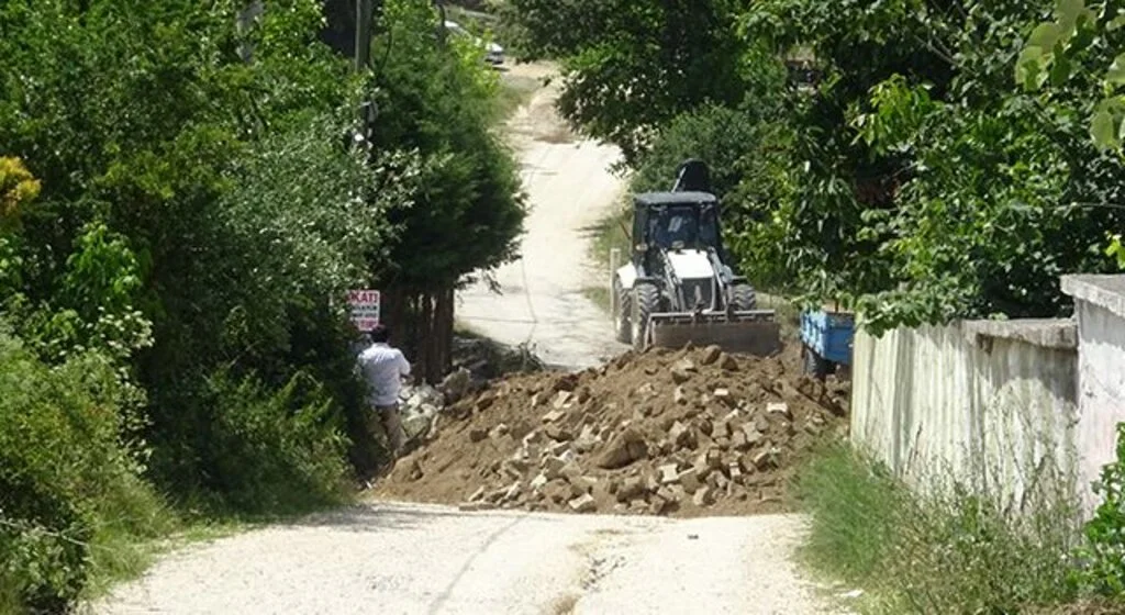 Bana ait dedi köy yolunu kapadı