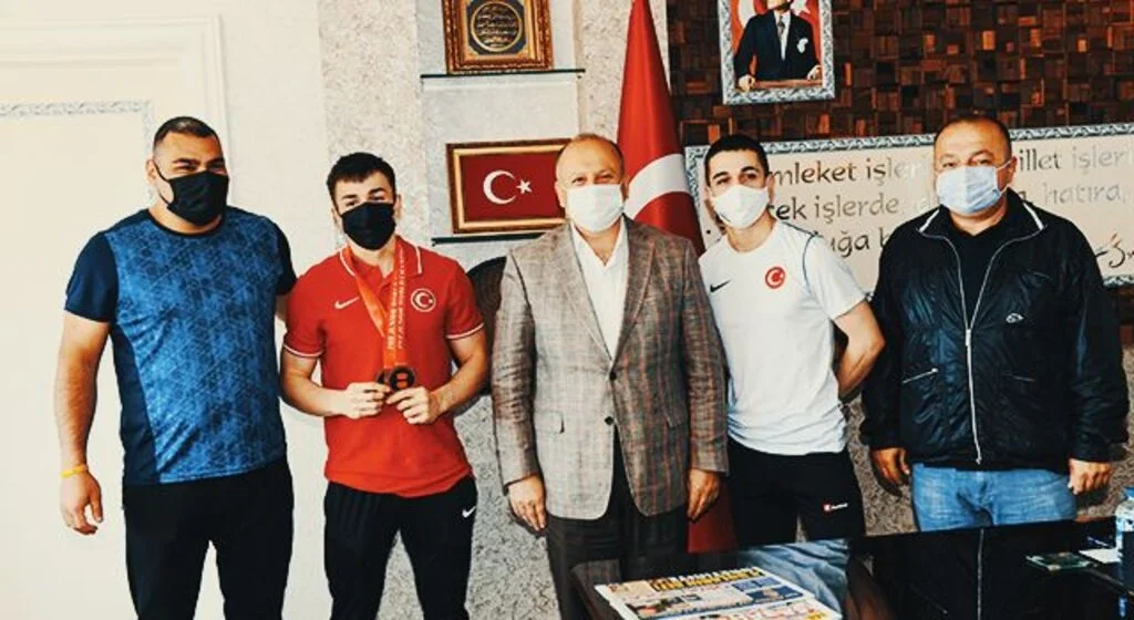 Başarılı Sporcular Ödüllendirildi