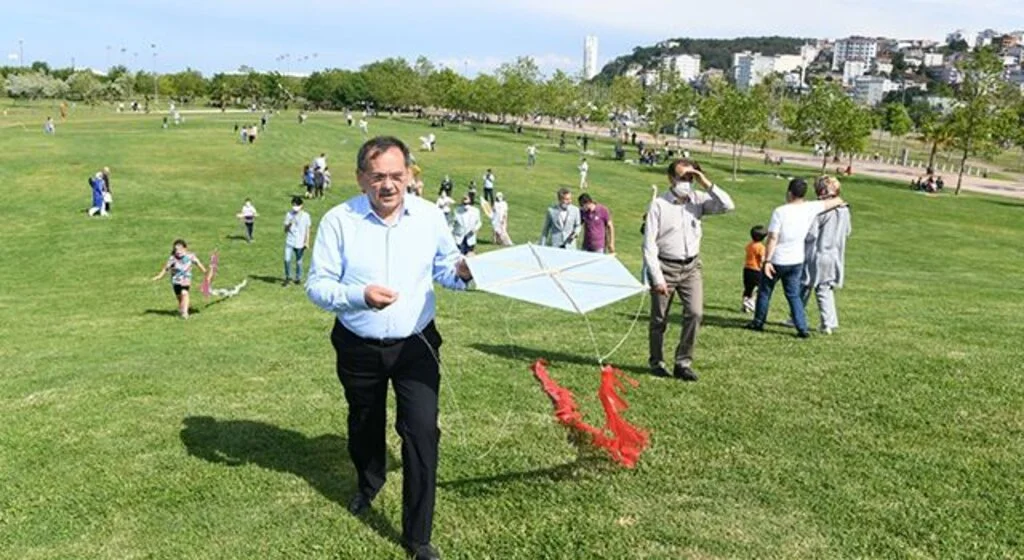 Başkan Demir çocuklarla uçurtma uçurdu
