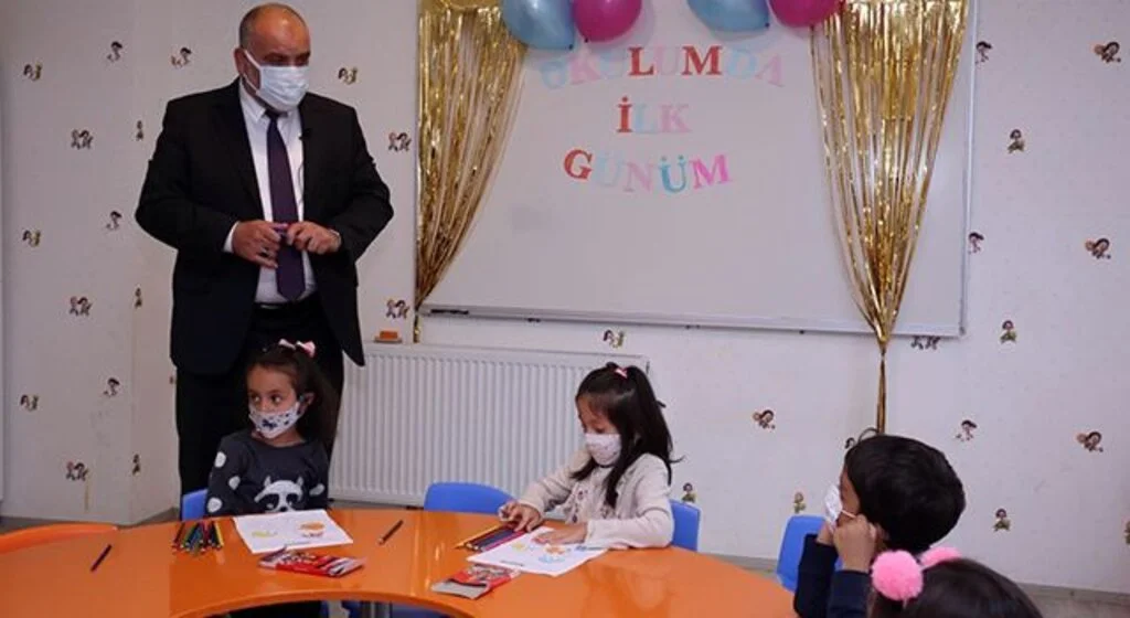 Başkan Sandıkçı ve miniklerin ilk ders heyecanı