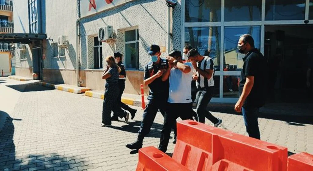 Bu pireler hayvanları komple alıp götürüyor