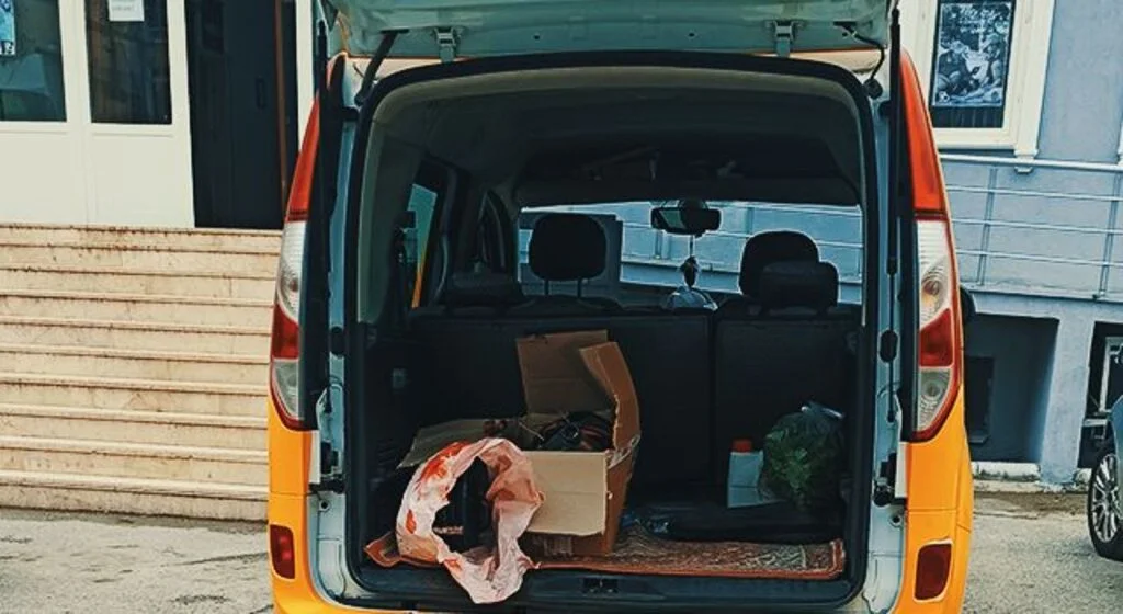 Çaldığı malları taksiye yüklerken yakalandı