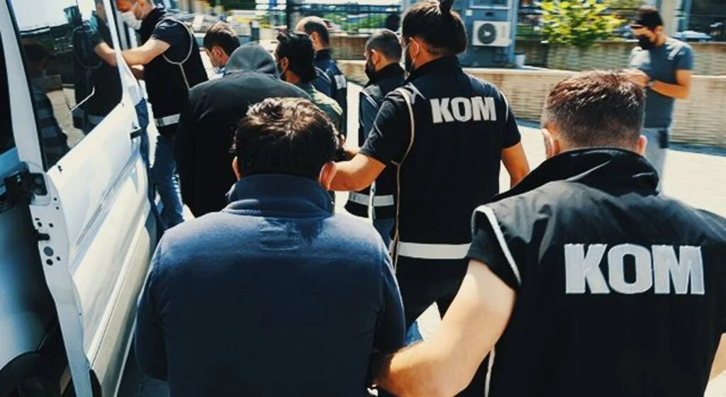 Cep telefonu kaçakçılığıyla ilgili 6 kişi adliyeye sevk edildi