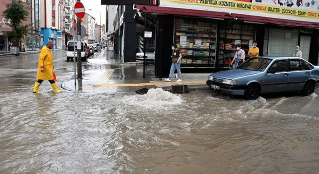 Çorum'da sağanak ve dolu nedeniyle bazı ev ve iş yerlerini su bastı