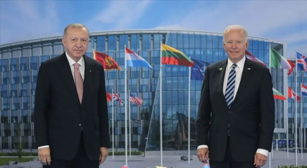 Cumhurbaşkanı Erdoğan NATO Zirvesi'nde liderlere 'Türkiye'nin Terörizmle Mücadelesi' kitabını takdim etti