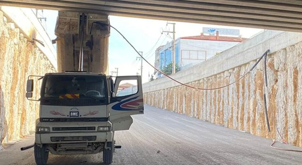 Damperi açık unutulan kamyon köprüye çarptı: 2 yaralı