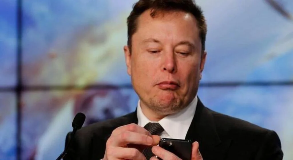 Elon Musk bu sefer sadece emoji koydu, Cumrocket coin yüzde 366 yükseldi