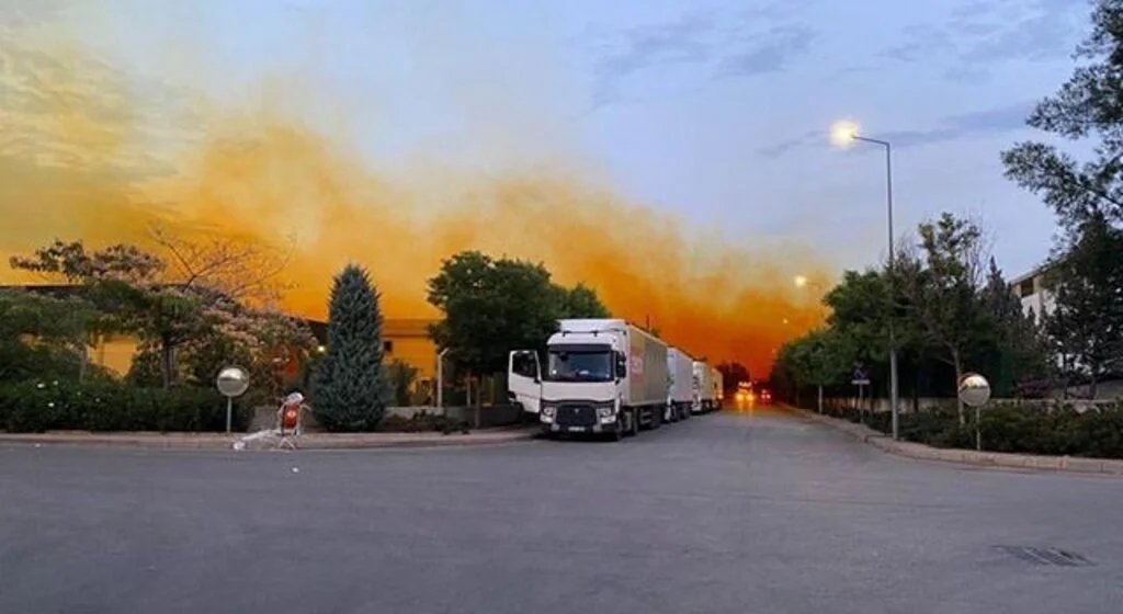 Fabrikanın kimyasal madde tankından sızıp havayla karışan nitrik asit gökyüzünü turuncuya boyandı