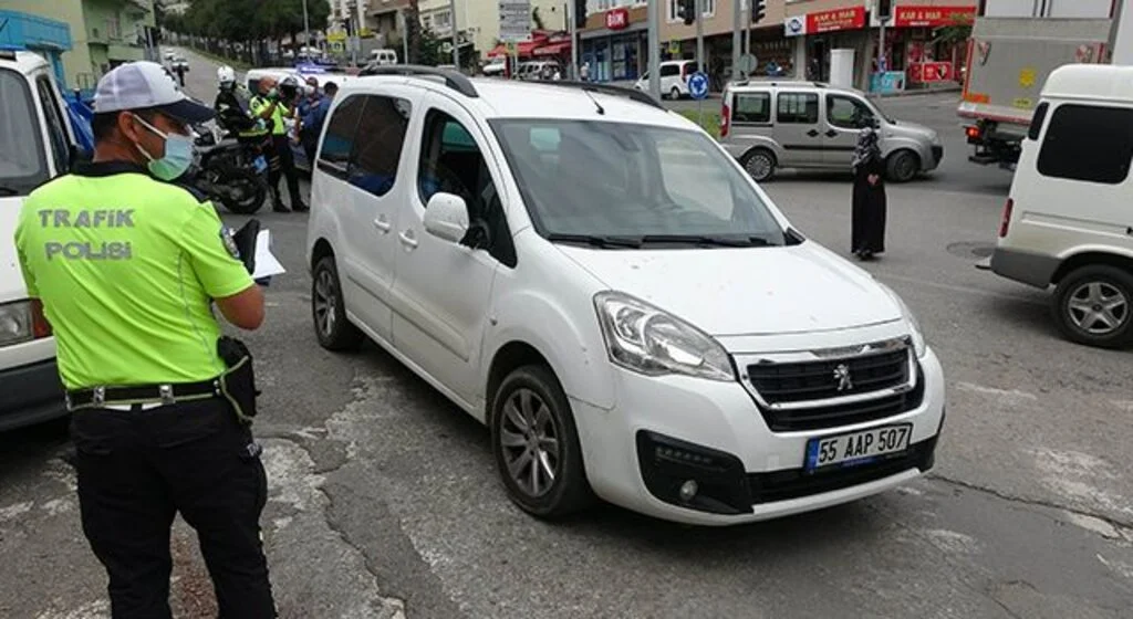 Geri manevra yapan aracın çarptığı kadın hastanelik oldu