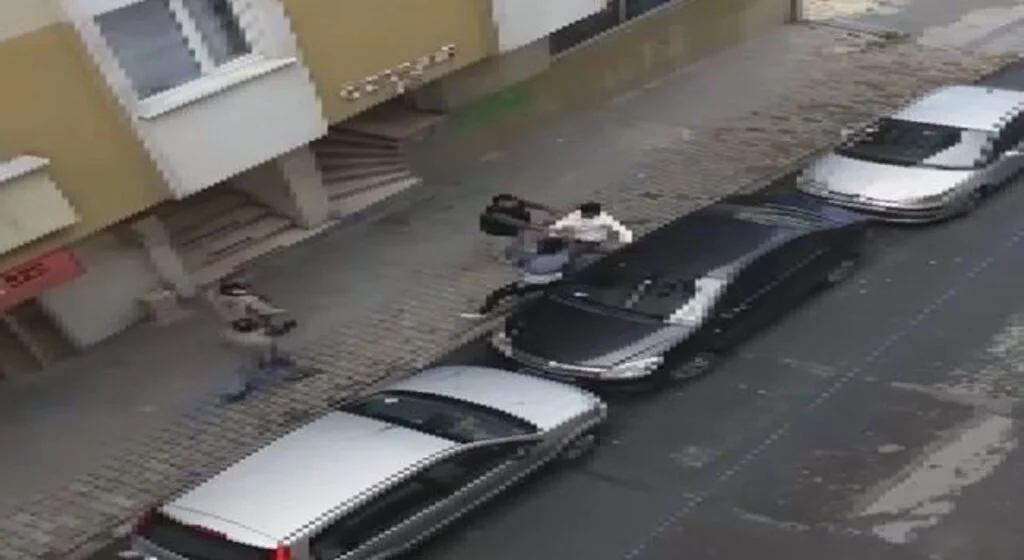 Hamile karısını sokak ortasında dövdü