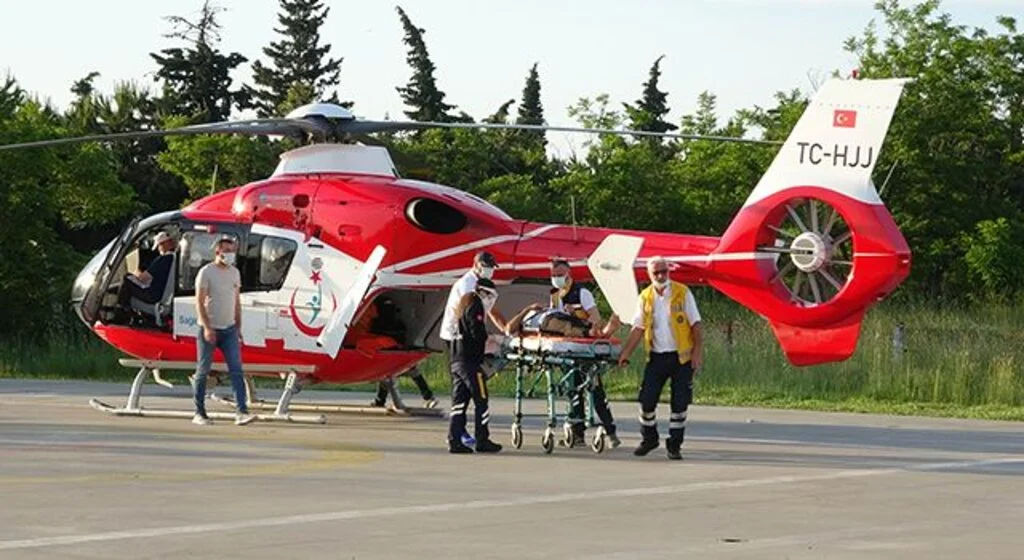 Kiraz ağacından düşen çiftçi, ambulans helikopterle hastaneye sevk edilince devlete teşekkür etti