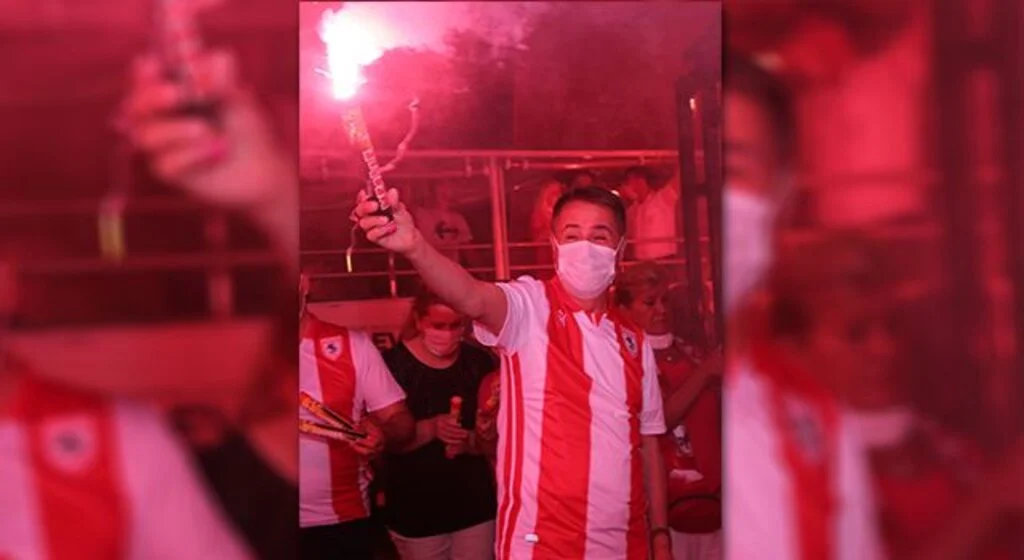 'Kırmızı beyaz sevdamız Gururla Kutluyoruz'