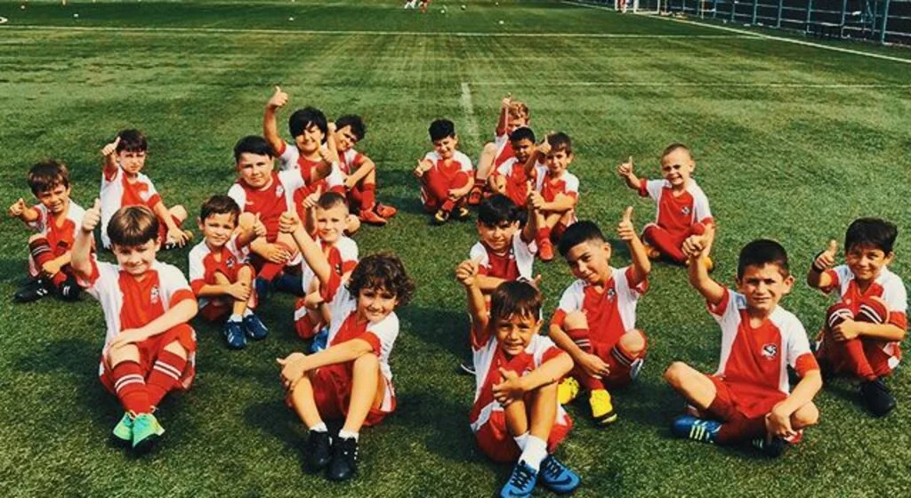 Küçükler ve Minik Dev Adamlar Sahaya İniyor