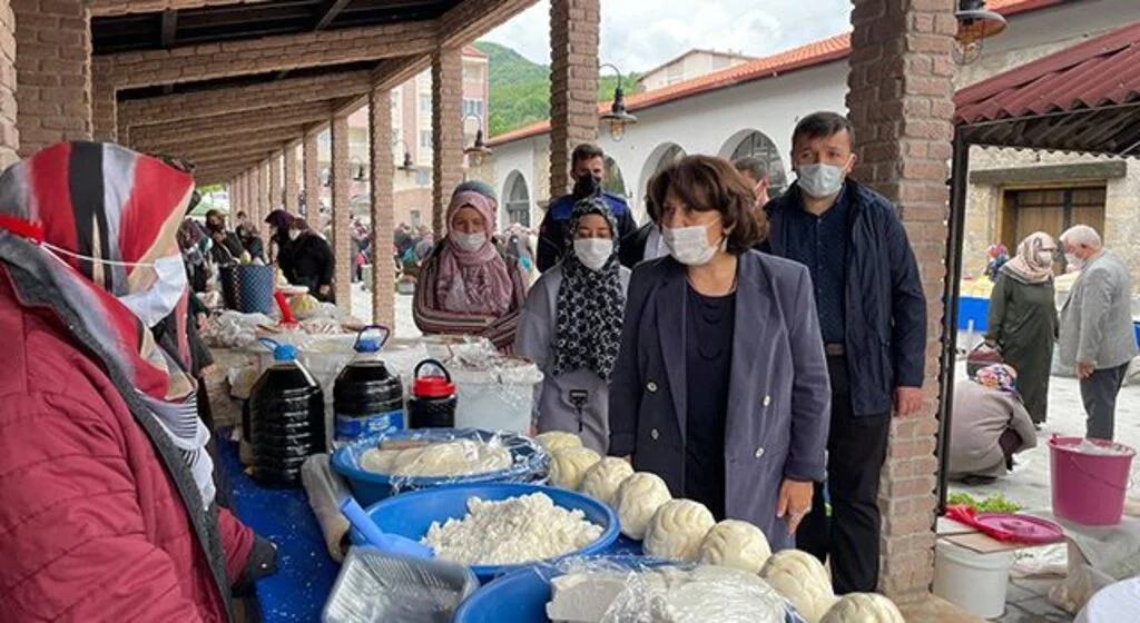 Ladik'te yöresel ürünler pazarı açıldı