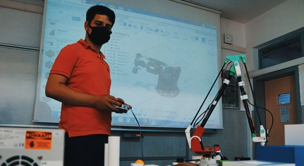 Meslek lisesi öğrencileri ‘insansız hava aracı’ yapıyor