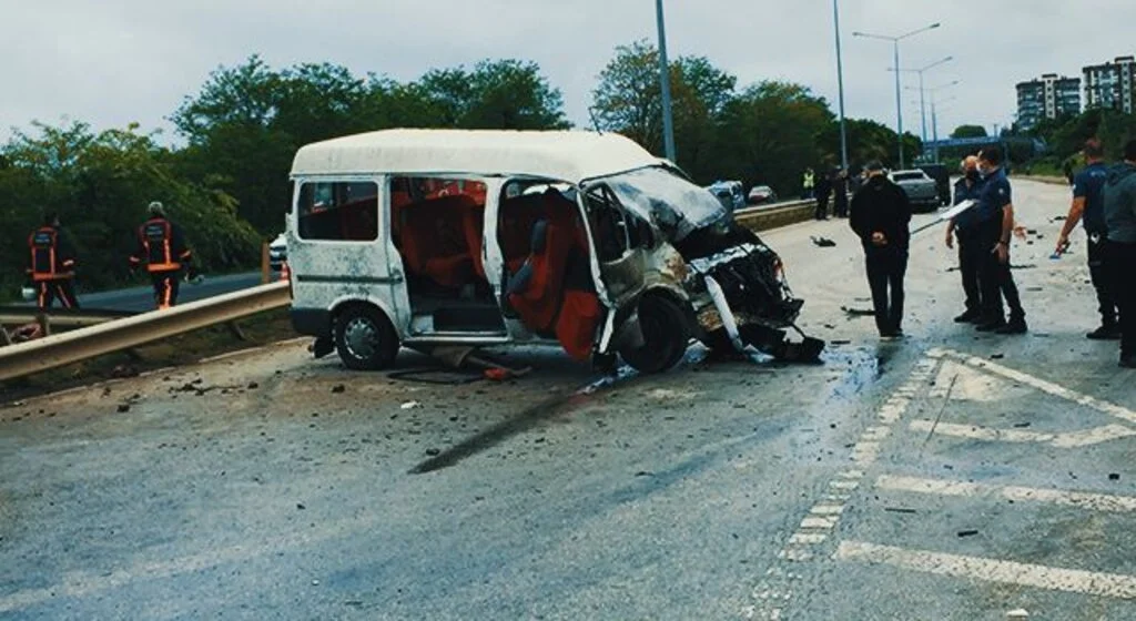 Ordu'da minibüs ile kamyonet çarpıştı: 13 yaralı
