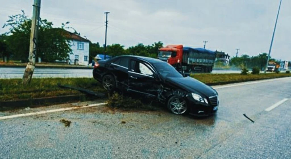 Otomobil duvara çarpıp refüje çıktı: 1 yaralı