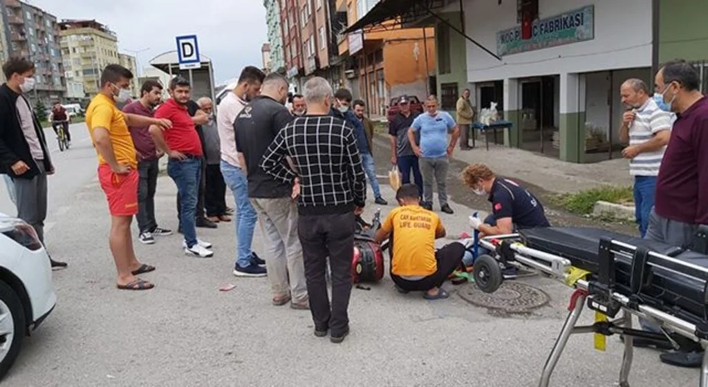 Otomobil elektrikli bisiklete çarptı