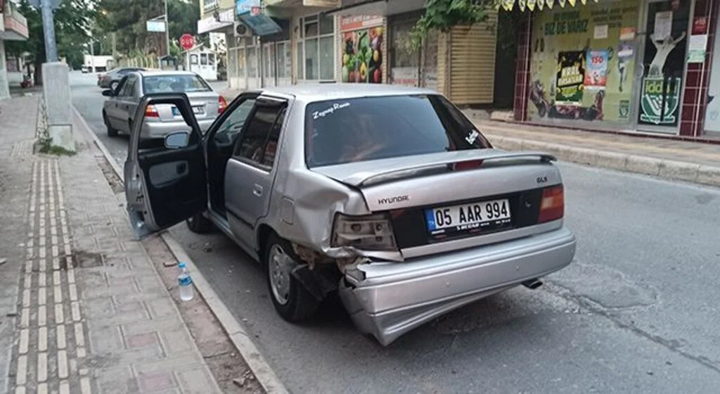Otomobil ile çarpışan motosikletli kurye yaralandı