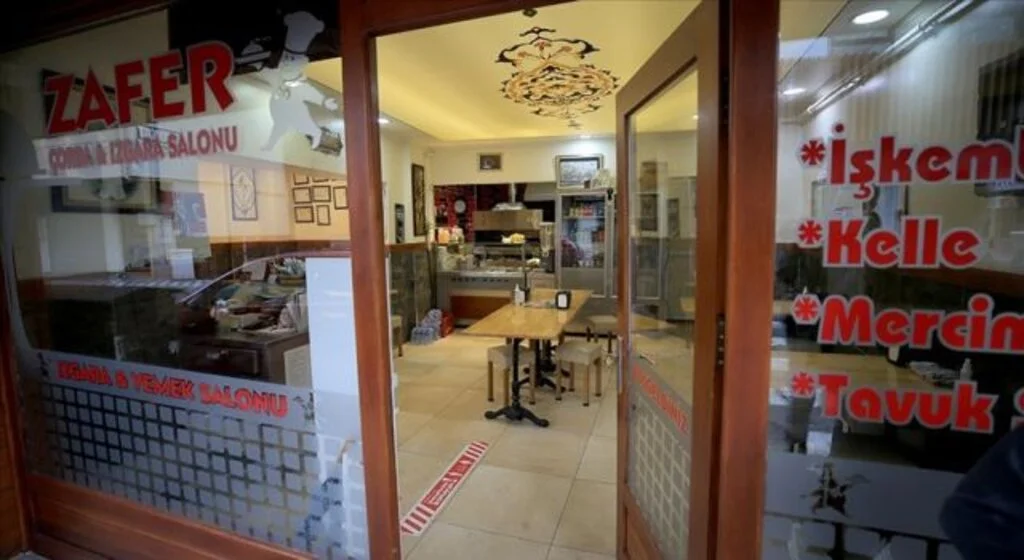 Restoran ve kafeler kademeli normalleşme kapsamında müşteri kabul ediyor
