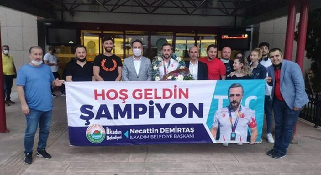 Şampiyon Altuğ Demir'e havalimanında coşkulu karşılama