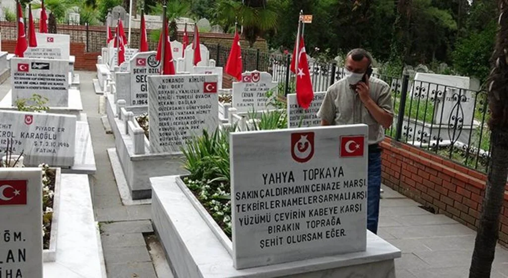 Samsun'da hırsız şehitlikteki bayrağı çaldı