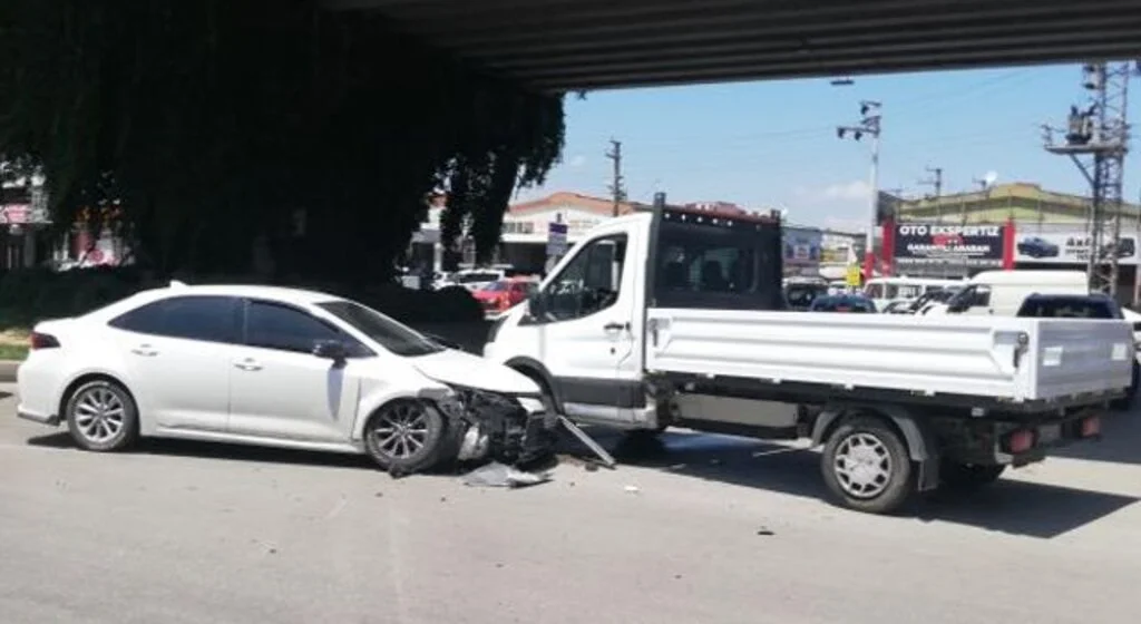 Samsun'da kamyonet ile otomobil çarpıştı: 2 yaralı