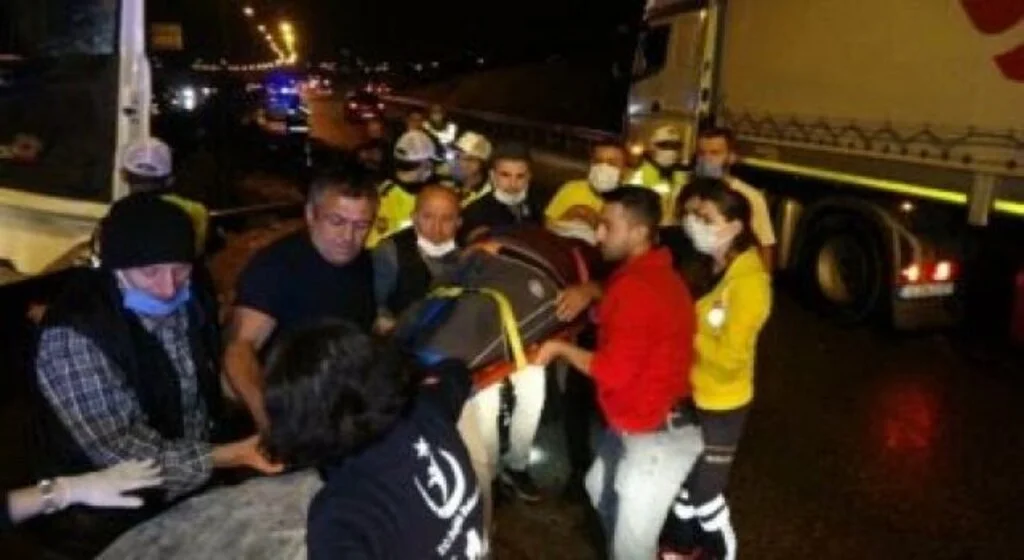 Samsun'da Makaslama yapıp bariyerlere saplanan TIR’da can pazarı