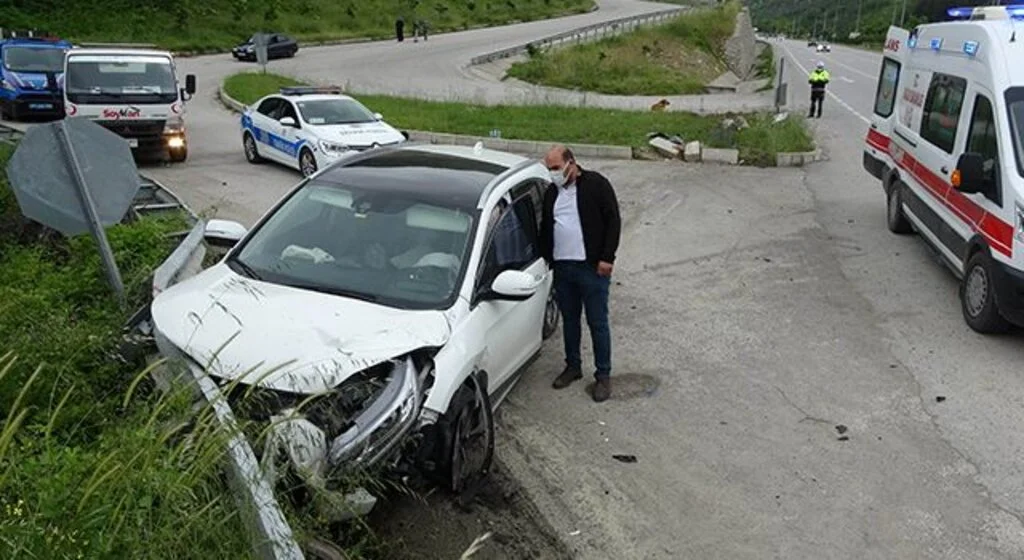 Samsun'da otomobil bariyere çarptı: 2 yaralı