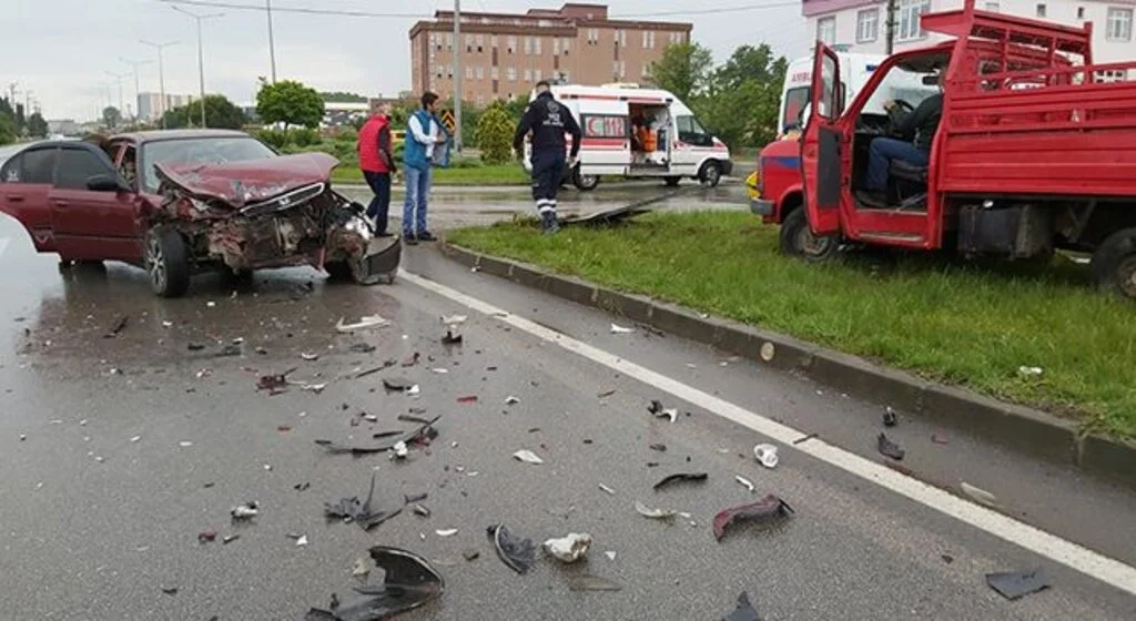 Samsun’da otomobil kamyonete çarptı: 4 yaralı