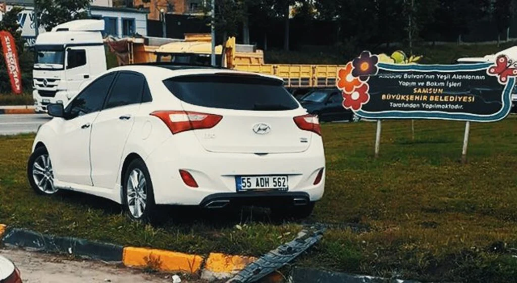 Samsun'da otomobil orta refüje çıktı: 1 yaralı