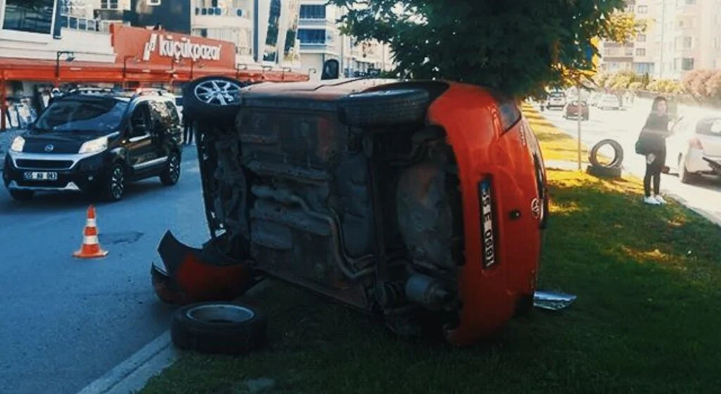 Samsun'da refüje çıkan otomobil devrildi: 1 yaralı
