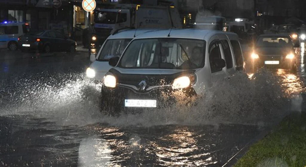 Samsun'da sağanak trafikte aksamaya neden oldu