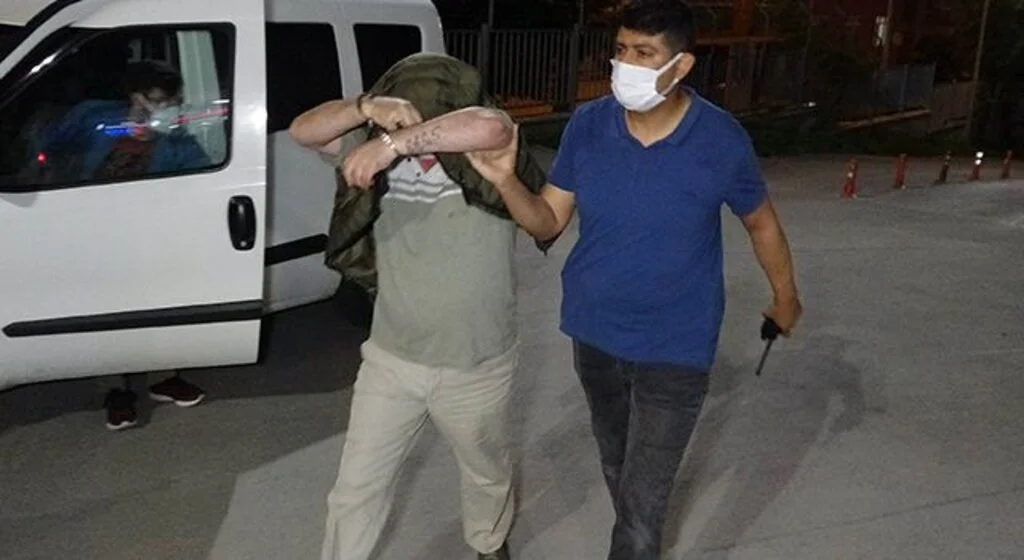 Samsun'da şehitlikteki bayrağı çalan 2 kişi yakalandı
